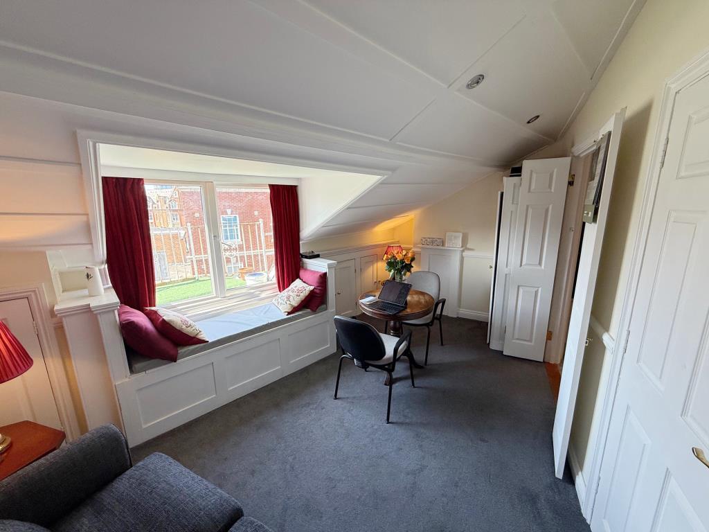 Lot: 139 - TOWN CENTRE FLAT FOR INVESTMENT OR OCCUPATION - Living room with bay window